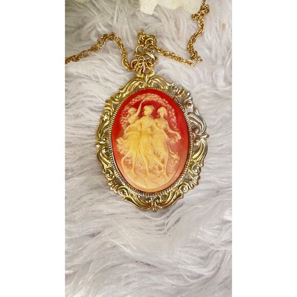 Vintage Cameo Pendant Necklace – The Three Graces - Picture 2 of 4